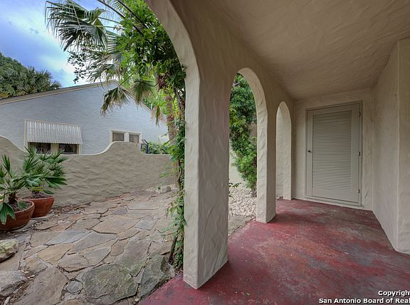 3rd image of 228 E Lullwood Ave