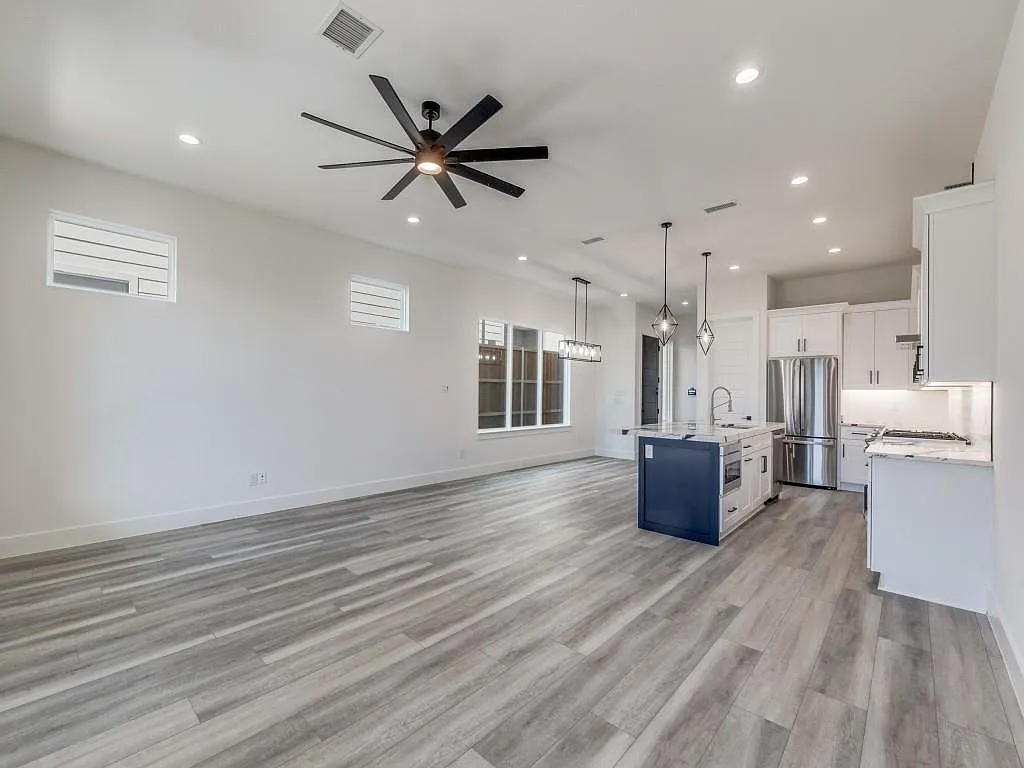 7805 Denton Dr S — Photo 2