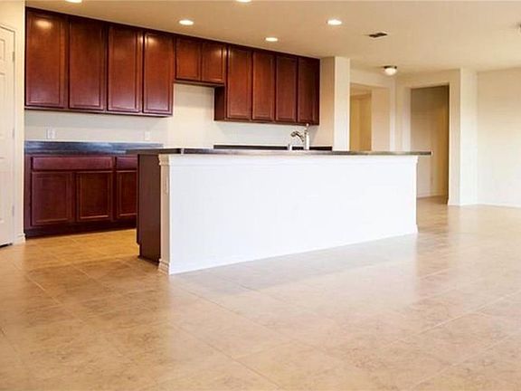 4th image of 748 Skyflower Dr