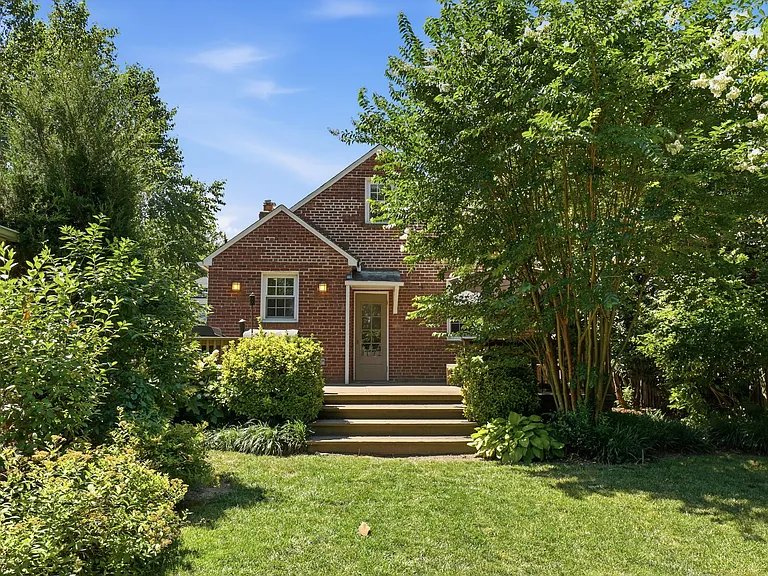 110 Stewart Ave — Photo 33