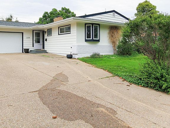2nd image of 2209 Cherry Dr