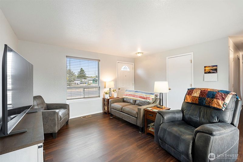 3rd image of 4101 Violet Court SW