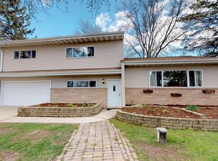 W128N8484 Revere Dr, Menomonee Falls, WI 53051