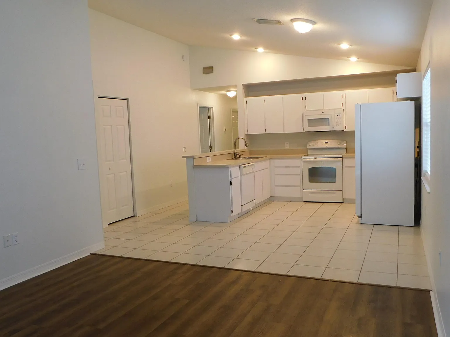 3 bed, 1262 sqft, $1,939 — Photo 4