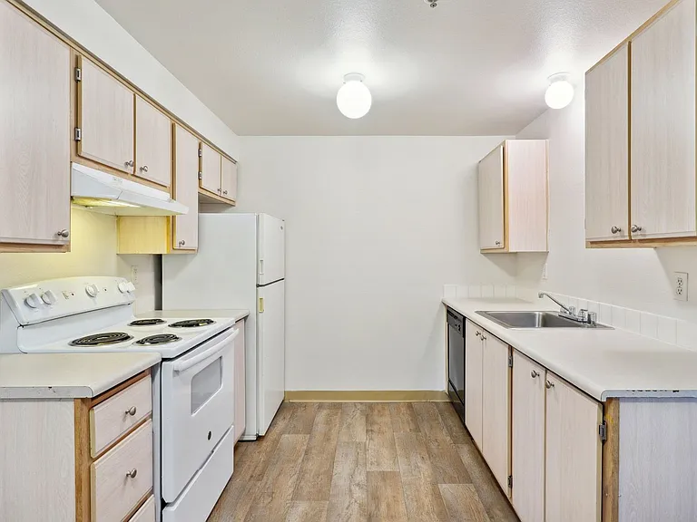 The Summit Apartments — Photo 30