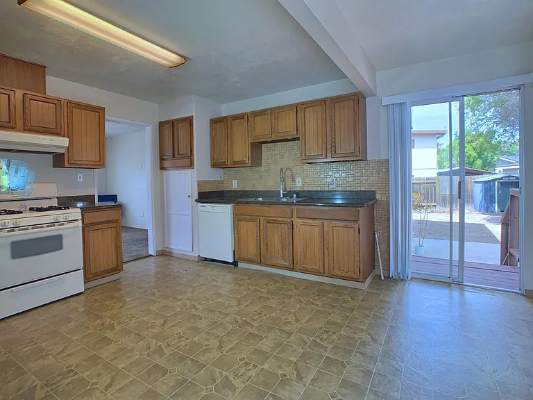 6190 Dixie Dr — Photo 3