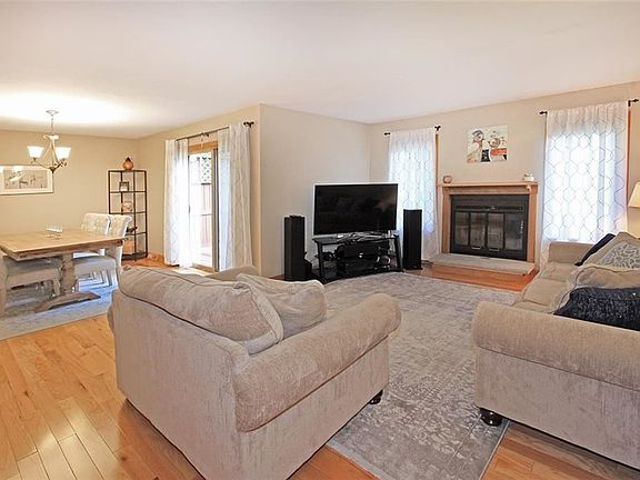 2nd image of 4621 Wisteria Cir