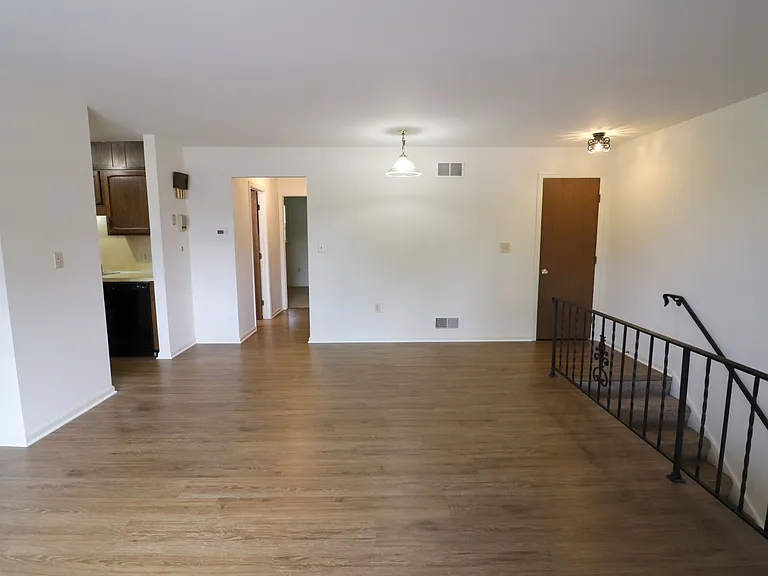 209 Colonial Dr — Photo 6