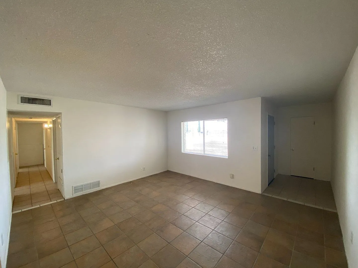 3 Bedroom 2 Bathroom Home — Photo 2