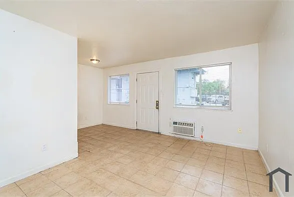 2562 Traction Ave #6 — Photo 8