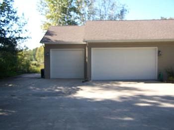 Offers a 3 car gararge.