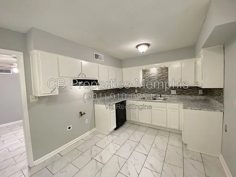 8282 Fayette Cv — Photo 2