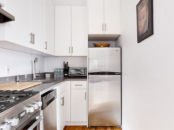 4th image of 17 E 13th St APT 3D