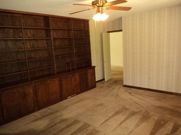 3rd image of 906 Cedarbrook Dr