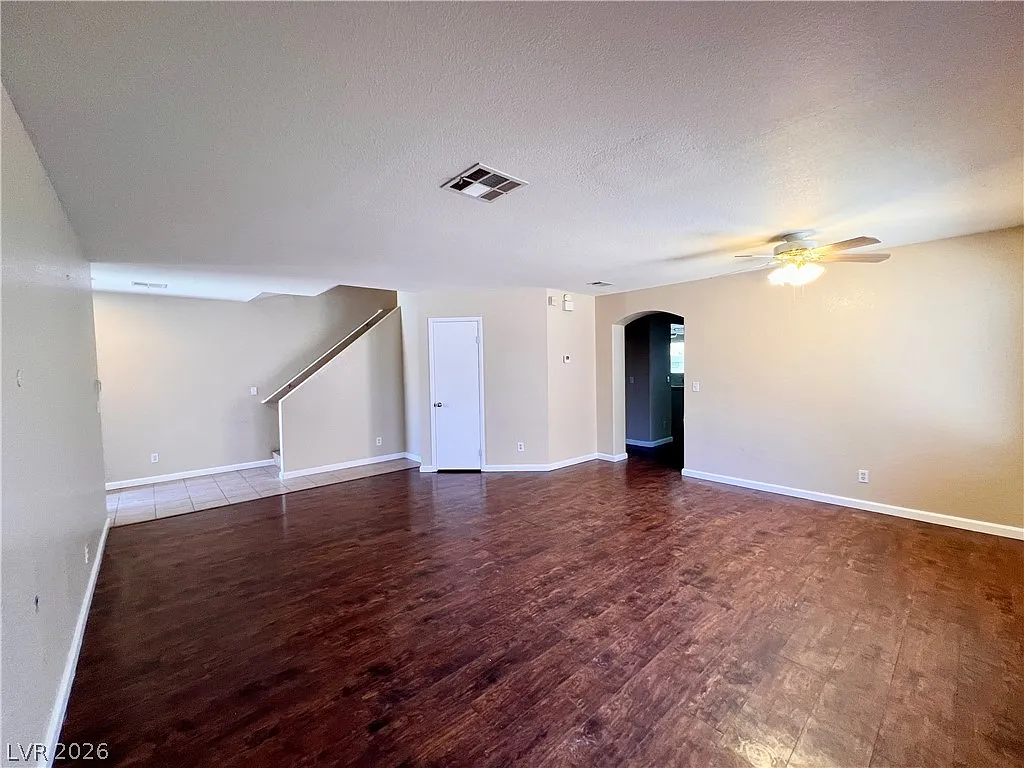 4 bed, 2.5 bath, 2074 sqft, $2,495 — Photo 3