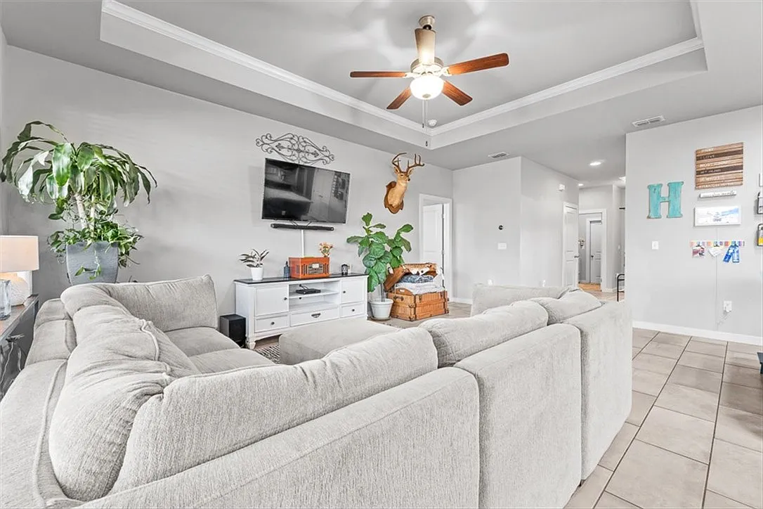 4 bed, 2.0 bath, 1673 sqft, $2,400 — Photo 4