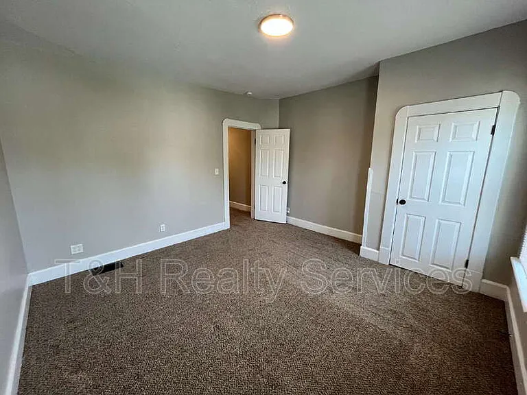 1123 Churchman Ave — Photo 11