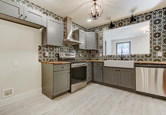 3rd image of 2843 Woodbine Ave