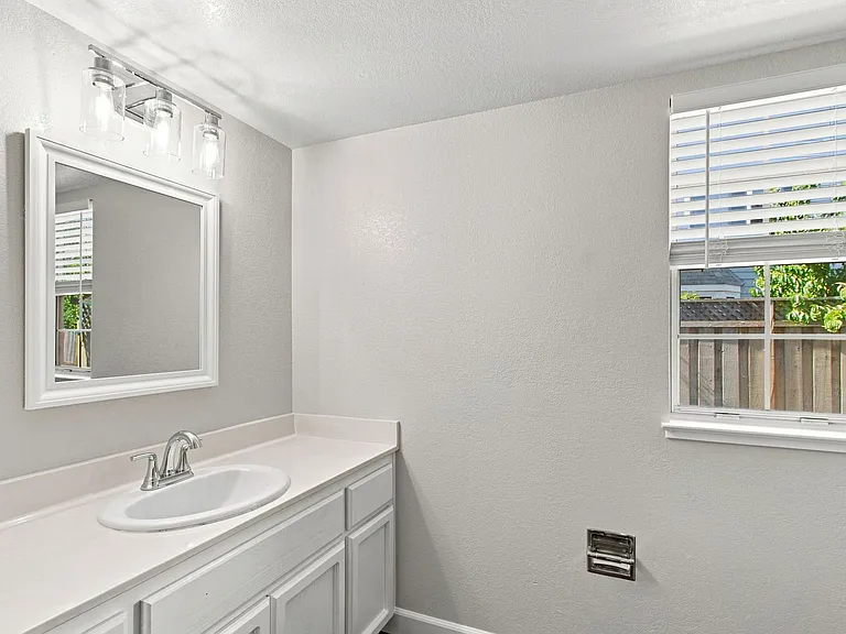749 Glenborough Dr — Photo 18