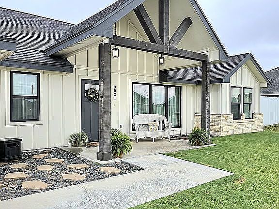 2nd image of 8021 Leopard Ln