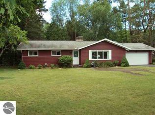 1542 Columbus Dr, Farwell, MI 48622