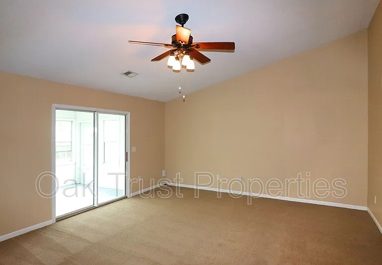 538 Holiday Dr — Photo 6