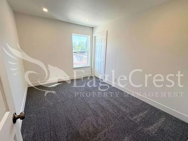 420 Ankeny St — Photo 60