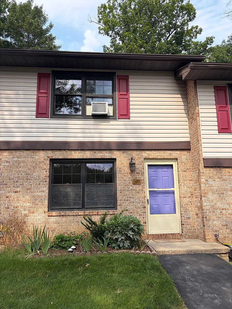 2 Bedroom, 1.5 Bath Townhouse — Photo 1