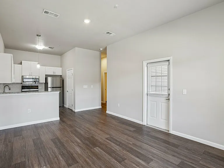 Horseshoe Apartments — Photo 24