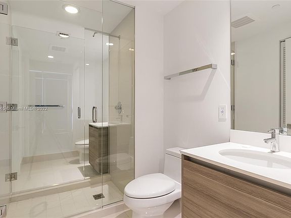 4th image of 121 NE 34th St #2806B