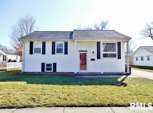 2 Pioneer Dr, Pekin, IL 61554