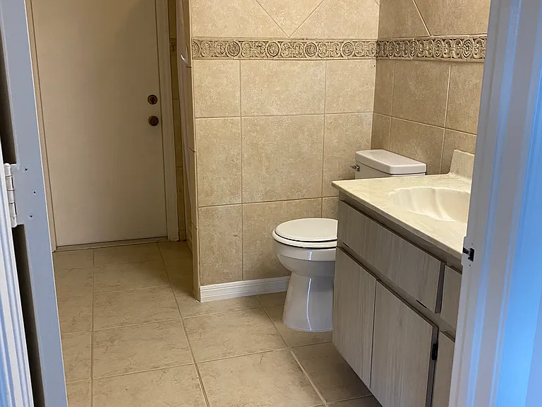 209 SE 27th St — Photo 7