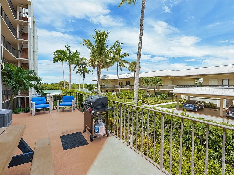 225 Beach Rd #205 — Photo 38