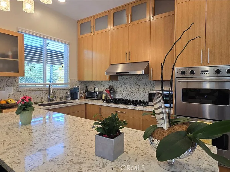 1018 La Presa Dr — Photo 9