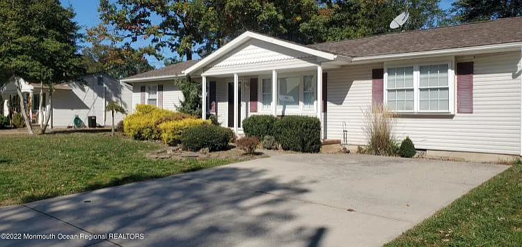 216 Cedar Dr photo 1