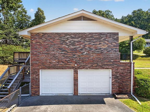 3rd image of 2103 King Court Ln