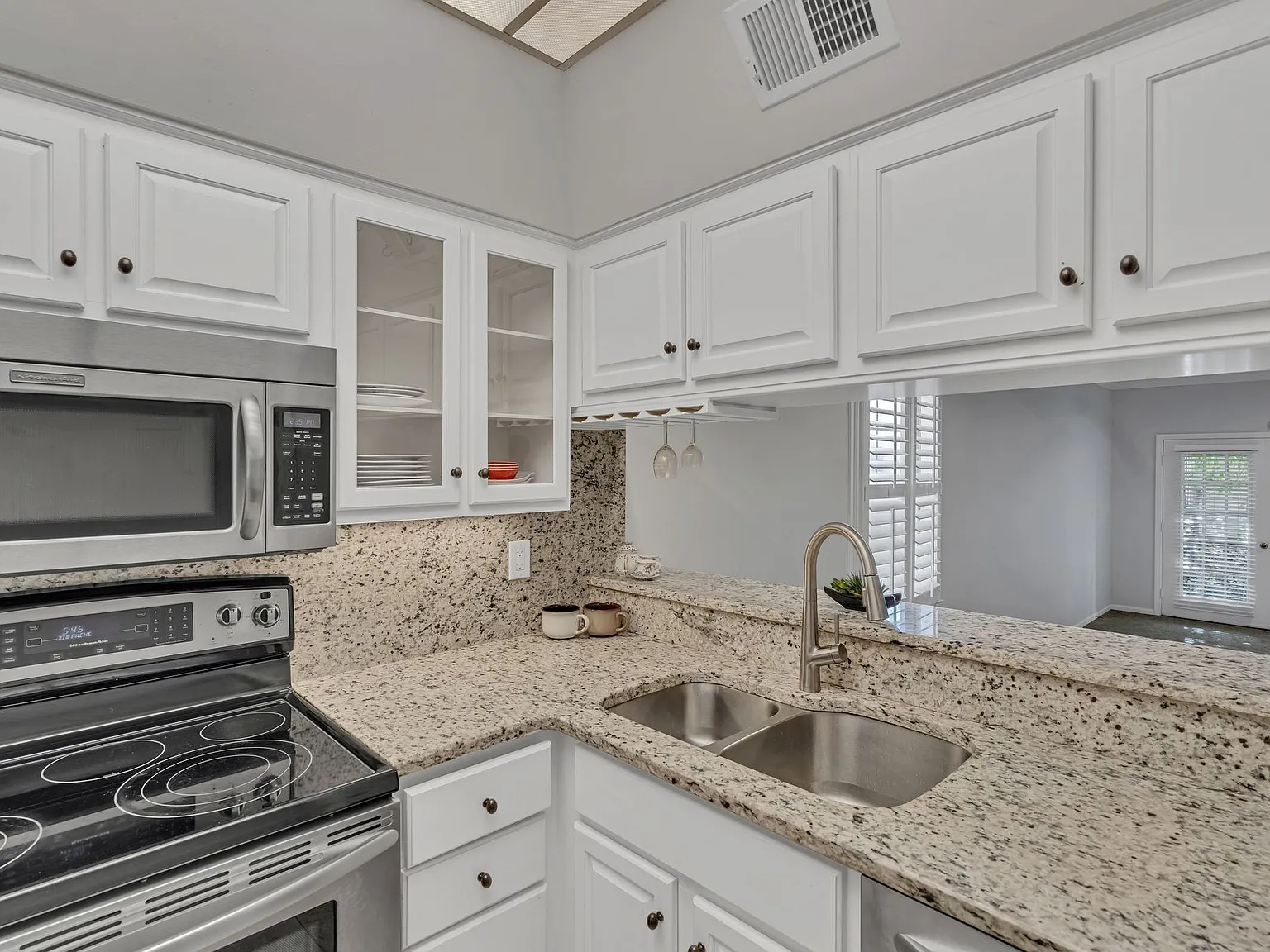 2 bed, 2.0 bath, 1124 sqft, $1,795 — Photo 2
