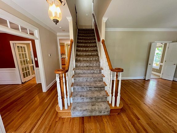 4th image of 121 Barriedale Cir