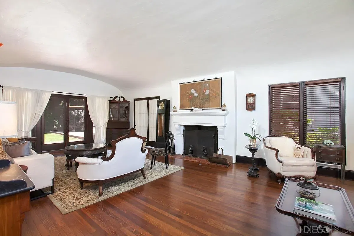 4 bed, 3.5 bath, 3680 sqft, $12,000 — Photo 4