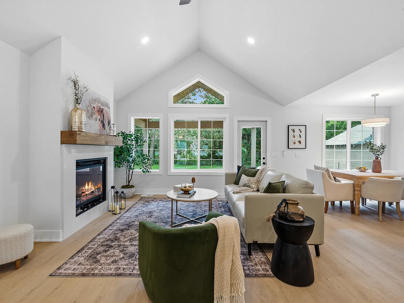 4 bed, 2500 sqft, $5,000 — Photo 1