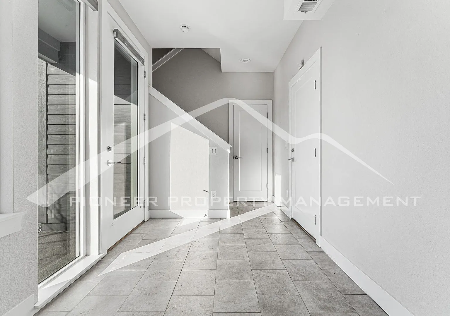 Modern home with 2-Car Attached Garage and Central AC! — Photo 3