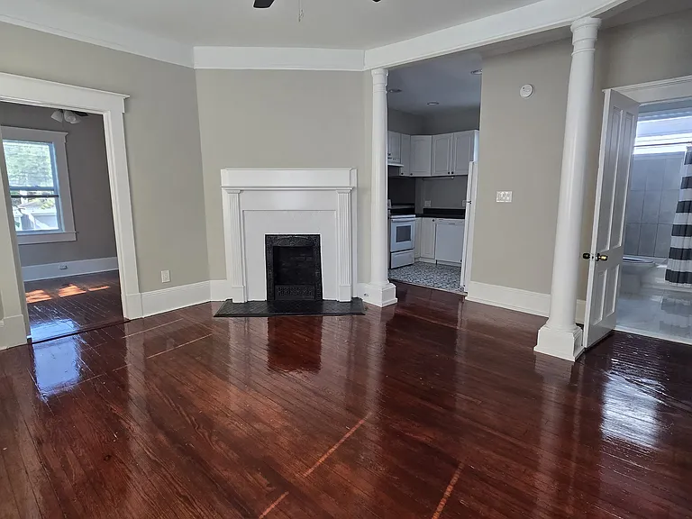 653 E Henry St — Photo 2