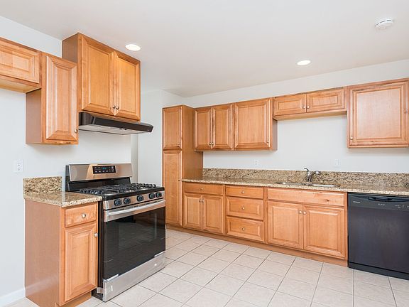 4th image of 217 Meadowbrook Dr