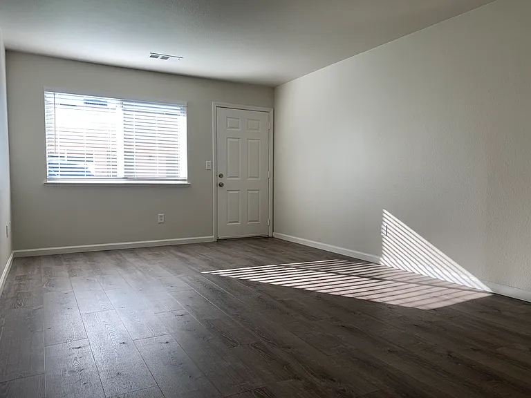 280 W Clover Rd — Photo 8