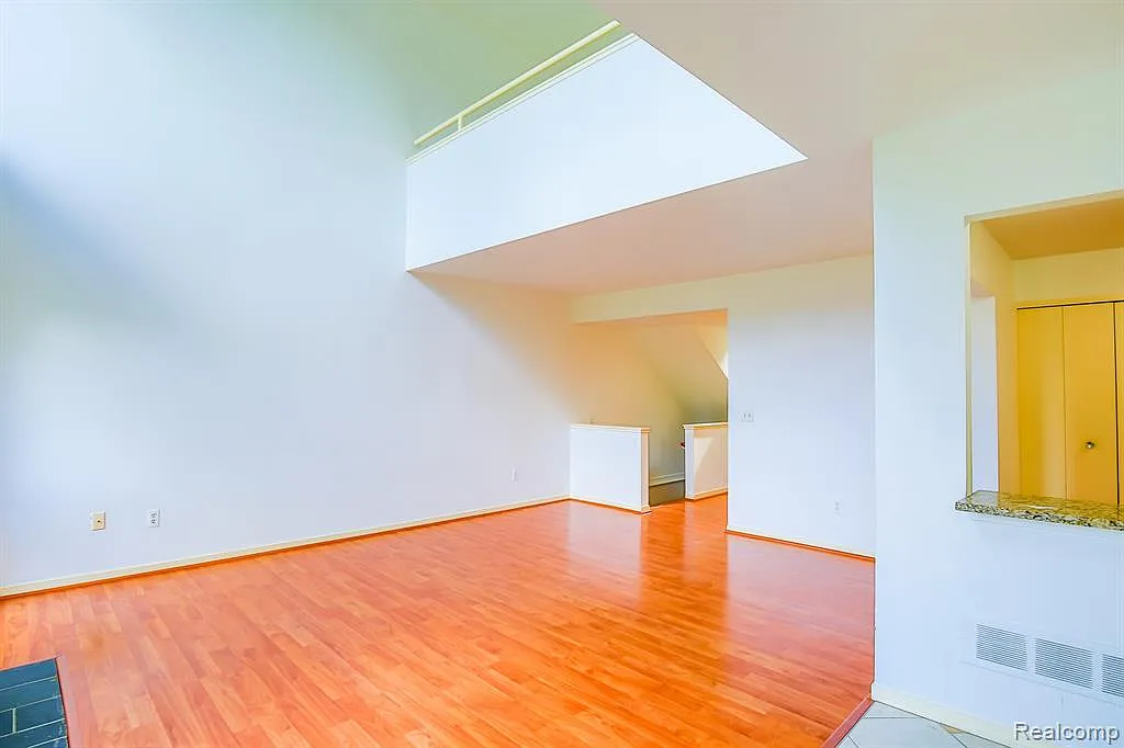716 Eton Ct — Photo 2
