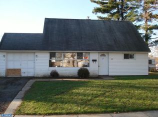 2 Iris Rd, Levittown, PA 19057