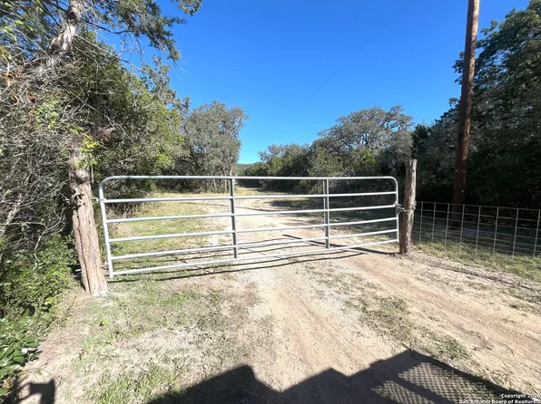 2763 E ranch road 337, Leakey, TX 78873