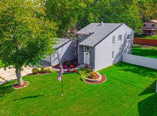 8437 Pine Island Dr, Crown Point, IN 46307