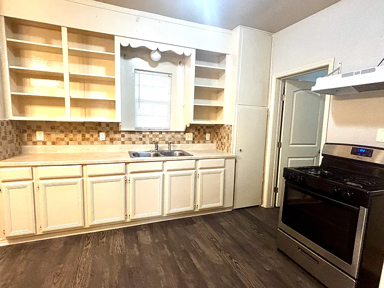 905 Isbell Rd — Photo 10