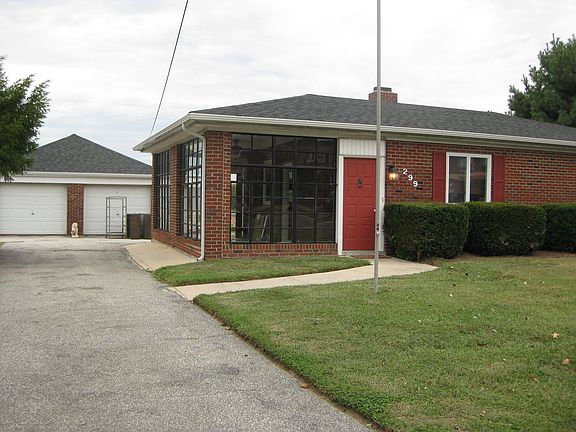 Front of house w/ garage 
